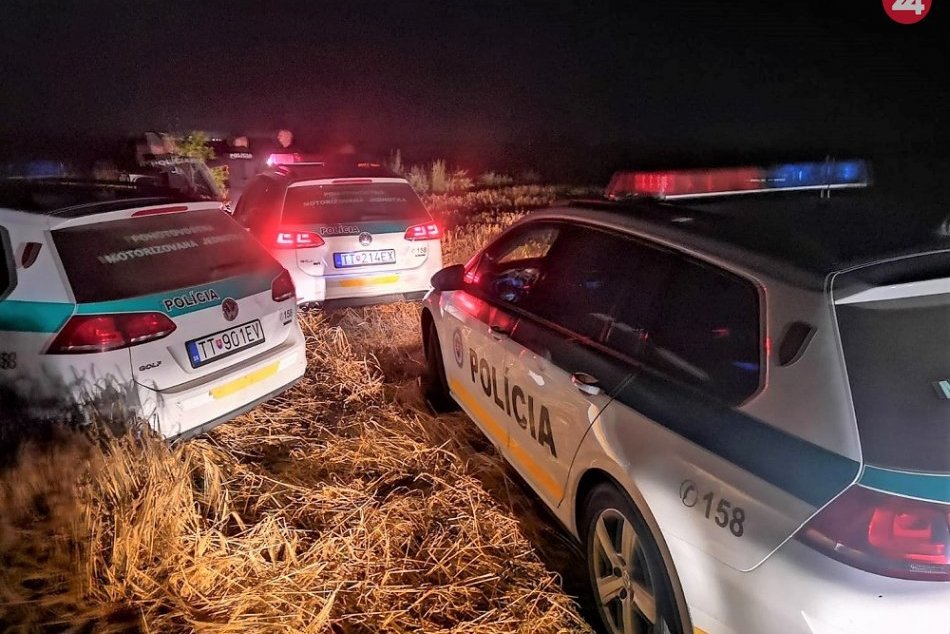 Ilustračný obrázok k článku Policajná naháňačka: Z Trnavy unikali šialenou jazdou! Kým neskončili v poli