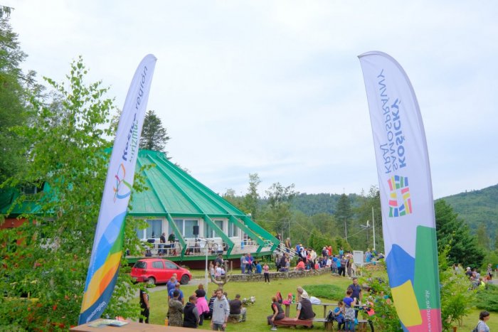 Ilustračný obrázok k článku Vynovený turistický chodník spájajúci obec Ochtinú s jaskyňou bol slávnostne otvorený