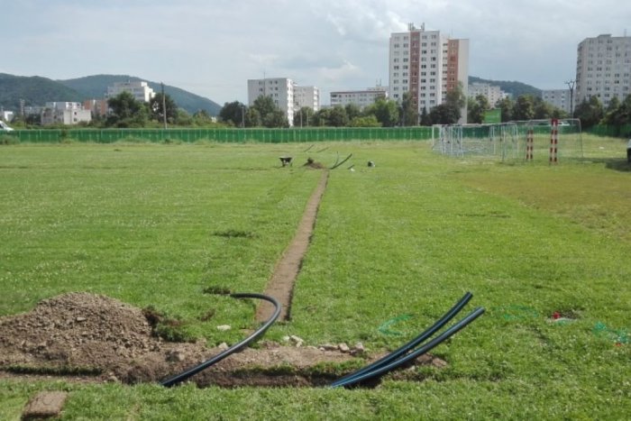 Ilustračný obrázok k článku Na ihrisku v Humennom sa pilne pracuje. Na čo sa môžu futbalisti tešiť?