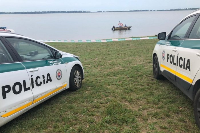 Ilustračný obrázok k článku Dvaja 20-roční kamaráti našli smrť na Zemplínskej šírave: Erik a Ján hrali spolu futbal