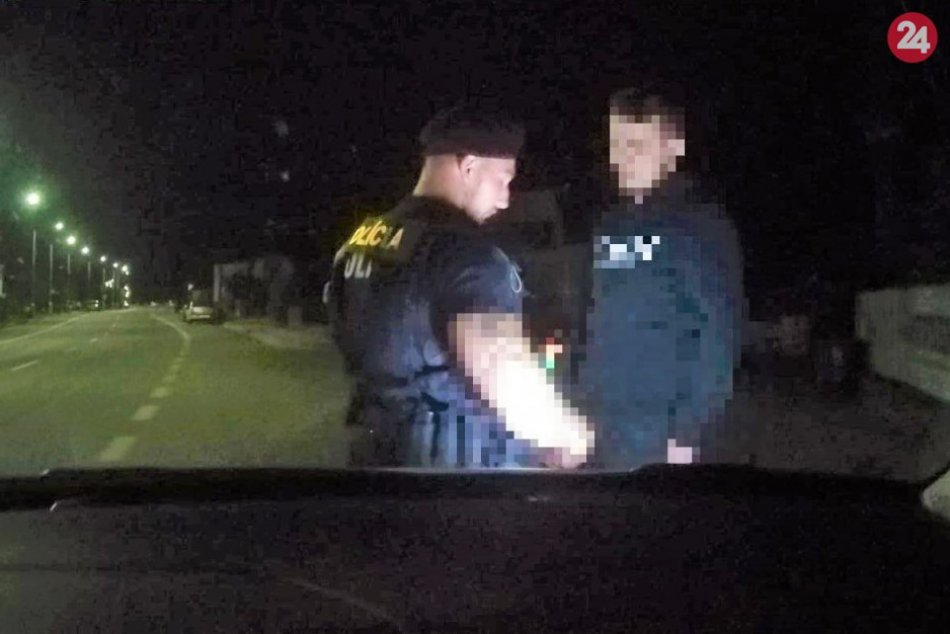 Ilustračný obrázok k článku Trenčianski policajti zacítili závan marihuany: Mladík (17) má problém, FOTO