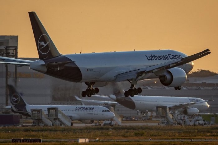 Ilustračný obrázok k článku Maďarské dvojčatá odmietli rúška počas letu, posádke ukázali prostredník