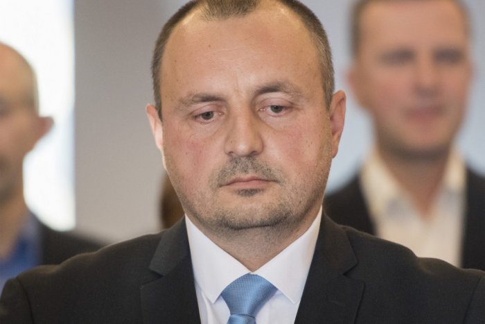 Ilustračný obrázok k článku Kyselica sa vracia do poslaneckej lavice, jeho náhradník odchádza