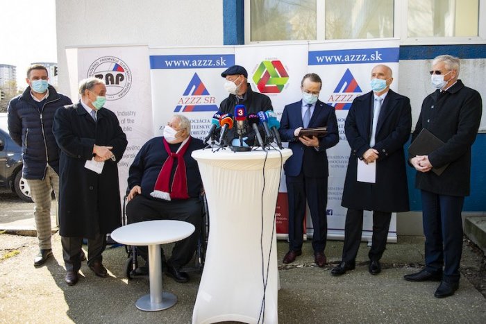 Ilustračný obrázok k článku Ani vulgarizmy nepomohli… Premiér pomoc firmám nenavýši