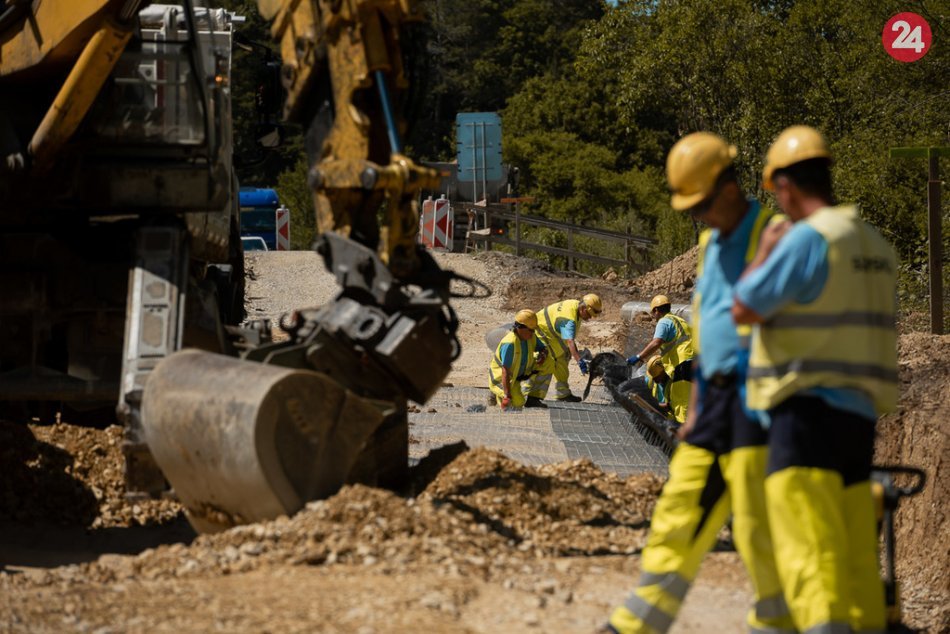 Ilustračný obrázok k článku Ťažko skúšaná cesta sa mení: Rekonštrukcia sa blíži do finále, FOTO