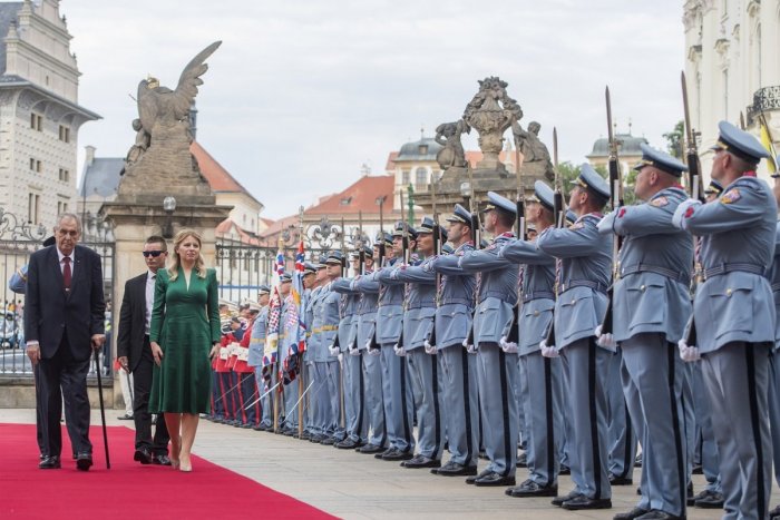 Ilustračný obrázok k článku Koronavírusom sa nakazil člen Hradnej stráže. Ohrozil aj prezidenta Zemana?