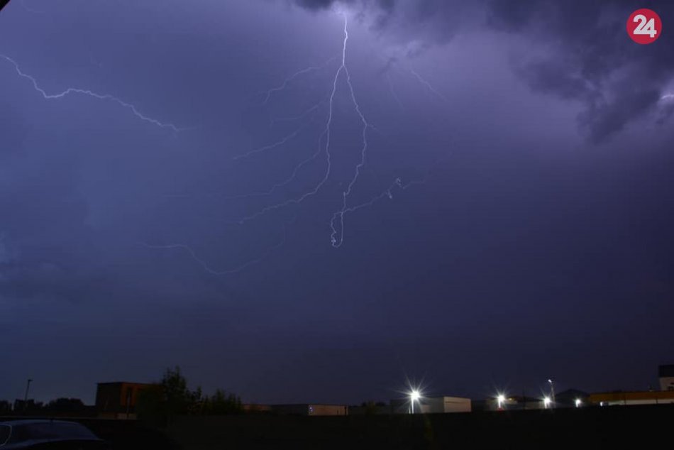 Ilustračný obrázok k článku Meteorológovia sľubujú na piatok lejak: Kedy by mal doraziť k Popradu?