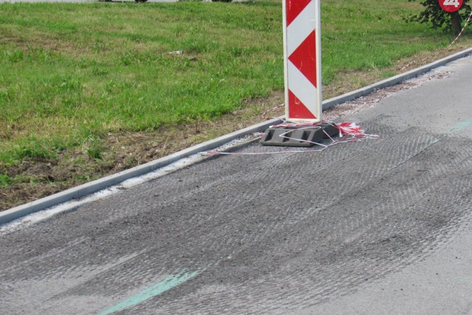 Ilustračný obrázok k článku Výtlky, odpadky i zarastené chodníky: Radnici prišli v júli desiatky podnetov