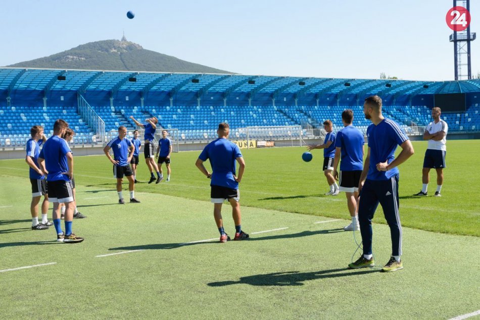 Ilustračný obrázok k článku FC Nitra sa pripravuje na sezónu: Trénerovi sa hlásilo 20 hráčov, FOTO