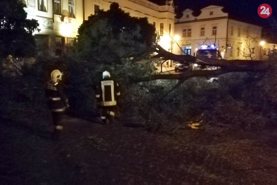 Ilustračný obrázok k článku Popadané stromy a zatopené pivnice: Búrka zamestnala hasičov aj v Trnavskom kraji