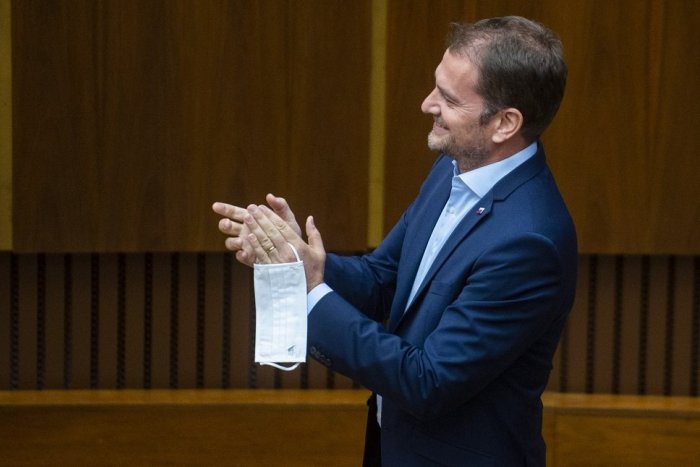 Ilustračný obrázok k článku SVET O SLOVENSKU: Aký škandál odrovná Matoviča? Keď zistia, že nosí podprsenku?