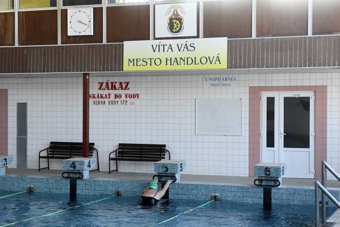 Ilustračný obrázok k článku Príbeh rekonštrukcie handlovskej plavárne nemá konca: Vypršal už ďalší termín