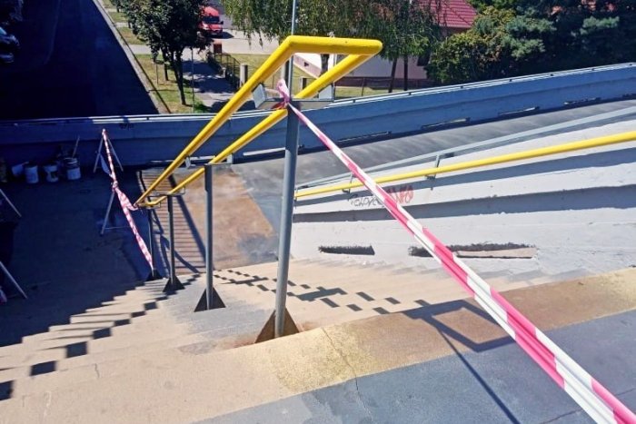 Ilustračný obrázok k článku Chodci by mali zvýšiť pozornosť: Začali sa opravné práce na lávke