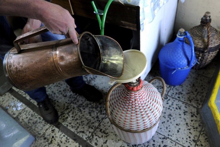 Ilustračný obrázok k článku Súkromná výroba destilátov sa má po rokoch opäť zrušiť. Problémom je daň