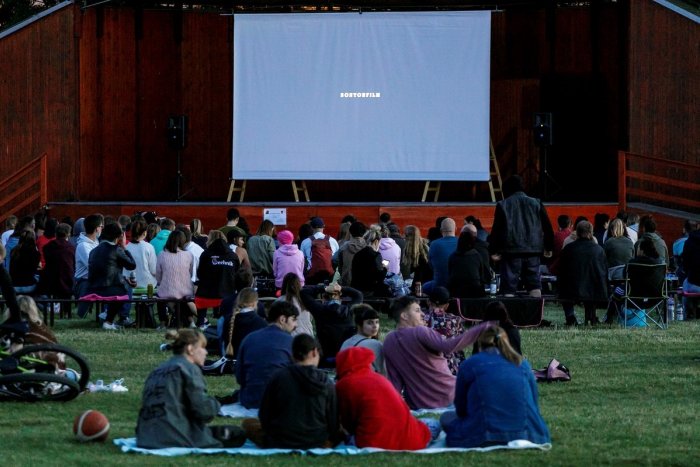 Ilustračný obrázok k článku Vychutnajte si FILMY pod nebom: V Bratislave otvoria obľúbené LETNÉ KINO