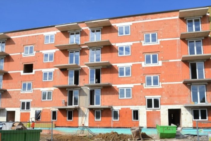 Ilustračný obrázok k článku Dokončenie bytovky v Humennom bude meškať