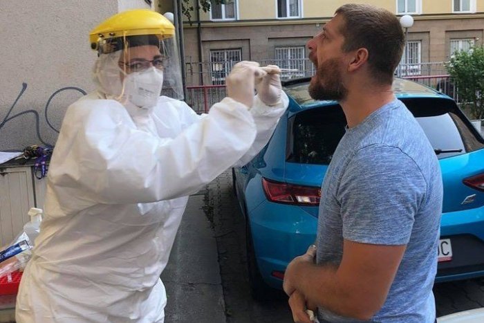 Ilustračný obrázok k článku Otvorte ústa a urobte veľké ááá: Hokejistom Slovana robili testy na koronavírus! FOTO