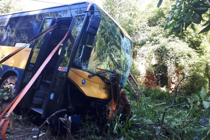 Ilustračný obrázok k článku Okamihy hrôzy! Autobus prerazil zvodidlá a vyletel z cesty, FOTO