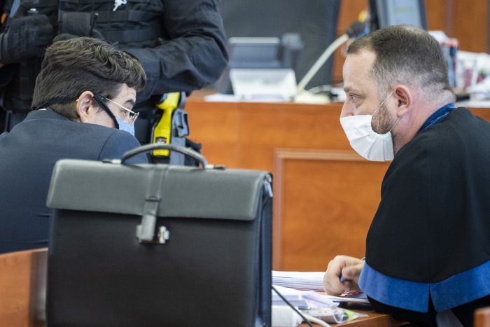 Ilustračný obrázok k článku Obhajcovia Kočnera, Zsuzsovej a Szabóa navrhujú OSLOBODENIE spod obžaloby vraždy Kuciaka a jeho snúbenice