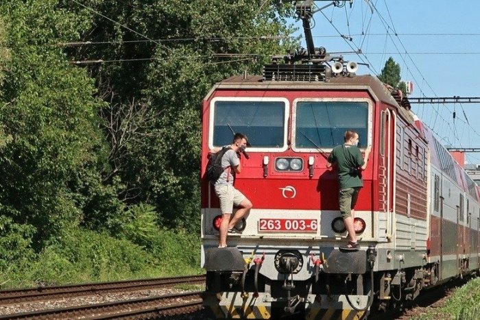 Ilustračný obrázok k článku Frajerina, za ktorú mohli mladíci draho zaplatiť! Rúško síce mali, ale...