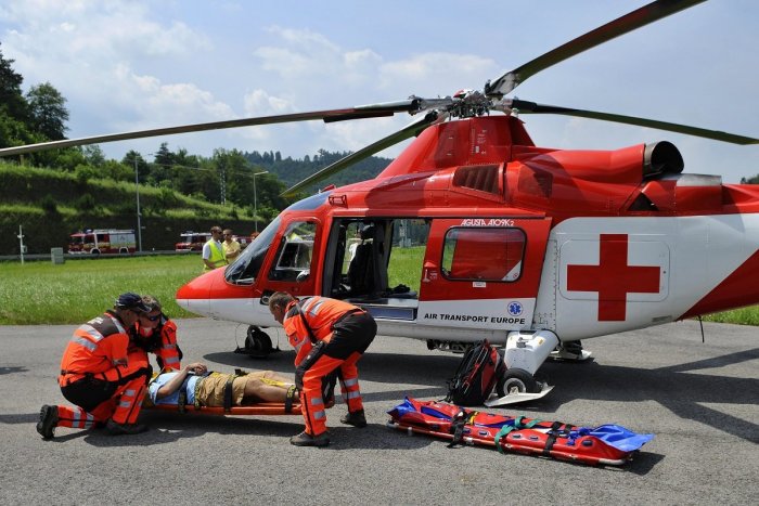 Ilustračný obrázok k článku Nešťastie na Považí: Vodič auta utrpel po zrážke s vlakom ťažký úraz hlavy