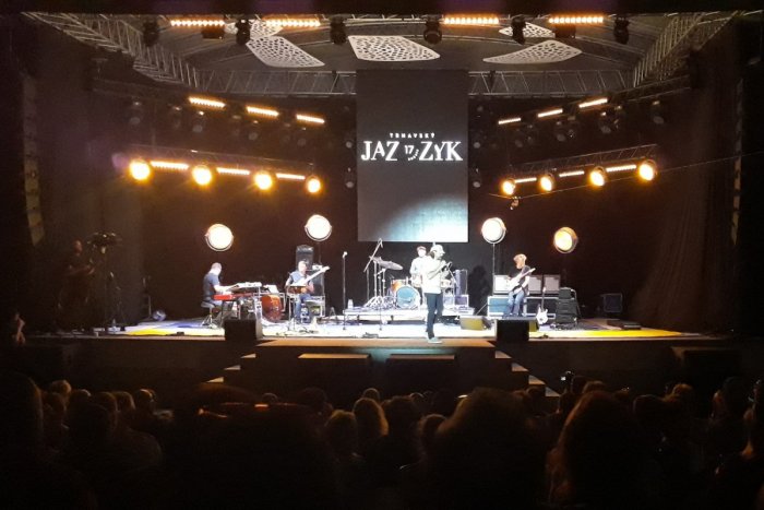 Ilustračný obrázok k článku Fantastické! Dan Bárta prešiel v Trnave z nežného jazzu do rockového besnenia, VIDEO