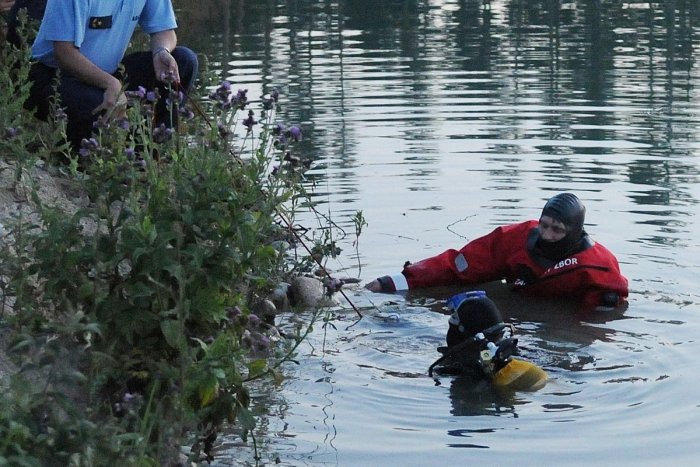 Ilustračný obrázok k článku Muž skočil po HÁDKE z mosta: Zmizol v Hrone