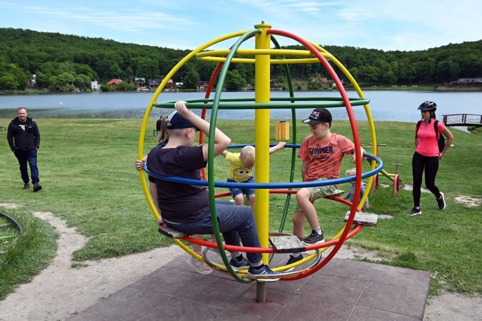 Ilustračný obrázok k článku Zranený chlapec (12) po páde z kolotoča: Transport do nemocnice v Mikuláši