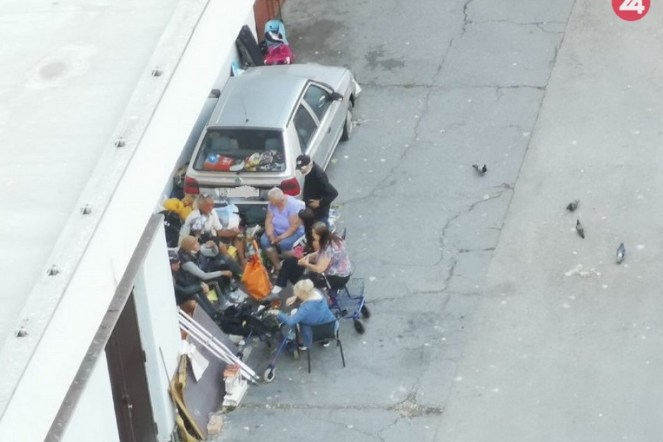 Ilustračný obrázok k článku Ľudia bez domova "kempujú" medzi panelákmi. Obyvatelia okolitých domov sú rozhorčení a bezradní