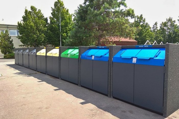 Ilustračný obrázok k článku Radnica dvíha varovný prst: Petfľaše a tetrapaky do bioodpadu nepatria!