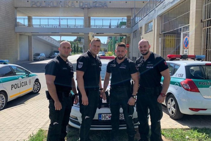 Ilustračný obrázok k článku Išlo o sekundy! Policajti zachránili žene život