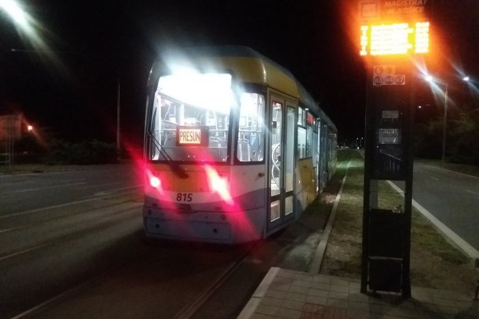 Ilustračný obrázok k článku Drahý nočný incident, sklenenou fľašou rozbil okno na električke