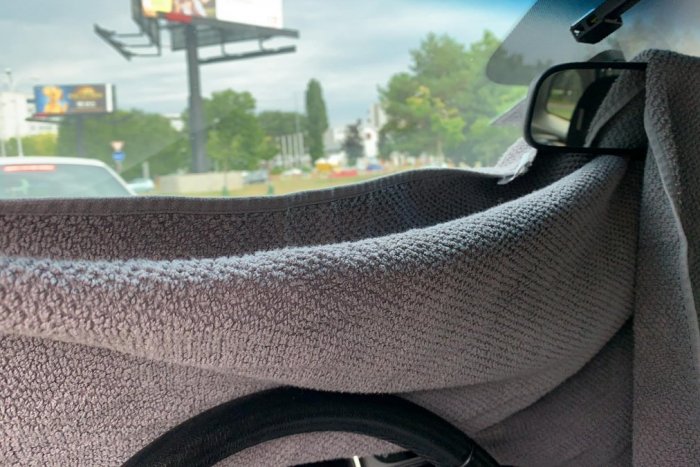 Ilustračný obrázok k článku KURIOZITA DŇA: Tínedžerka jazdila opitá s uterákom na čelnom skle auta