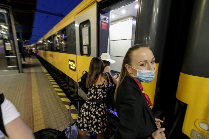 Ilustračný obrázok k článku SVET O SLOVENSKU: Ľudia sa vrhli do lôžkových vlakov. Cestujú tak aj k moru