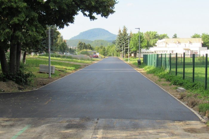 Ilustračný obrázok k článku Už je to takmer kompletne hotové: Cyklochodník na Mukačevskej má nový koberec, FOTO