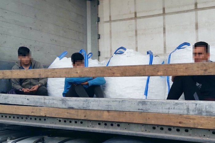 Ilustračný obrázok k článku Šok pri vykládke nákladného auta: Vodič objavil troch migrantov z Afganistanu