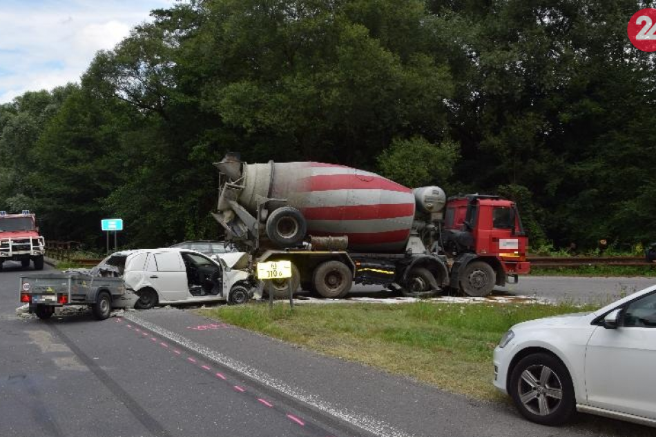 Ilustračný obrázok k článku Po zrážke s domiešavačom sa na Horehroní vznietilo auto: Vodič utrpel zranenia, FOTO