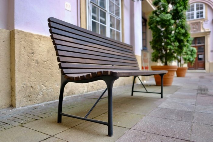 Ilustračný obrázok k článku Čo má spoločné Praha s Bratislavou? No predsa lavičku!