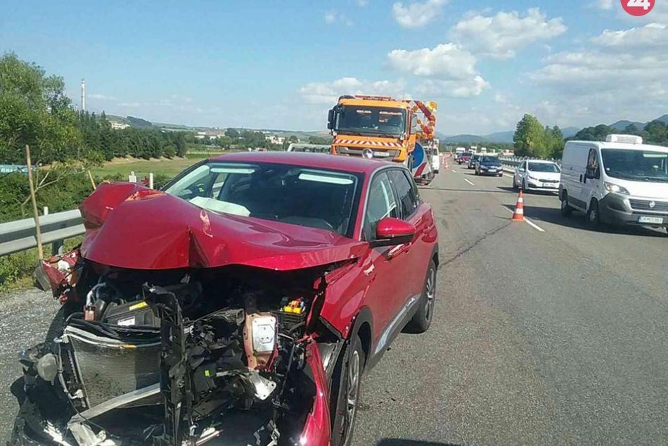 Ilustračný obrázok k článku Zrážka na diaľnici D1: Pri nehode sa zranili traja ľudia, FOTO