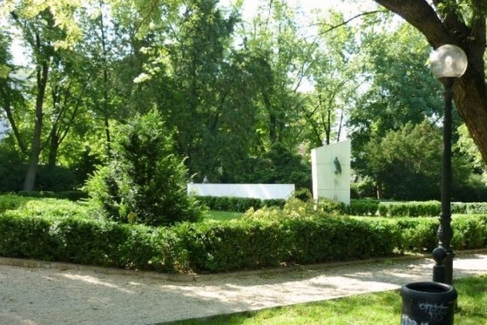 Ilustračný obrázok k článku Vdýchnu mu nový život: Vymenia staré lavičky a smetné nádoby v Parku Janka Kráľa