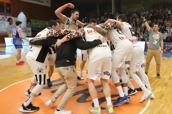 Ilustračný obrázok k článku Klub z Prievidze rieši vážny problém: Koronavírusom sa nakazil jeho hráč