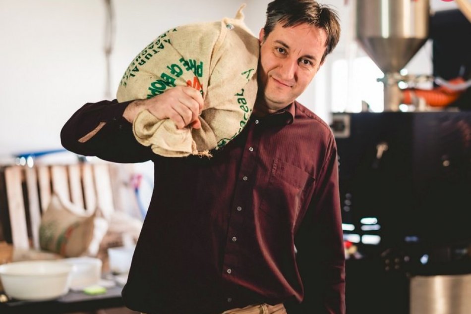 Ilustračný obrázok k článku Slovák si doslova upražil úspech: Príbeh kávy, ktorá fascinuje aj Talianov, ROZHOVOR