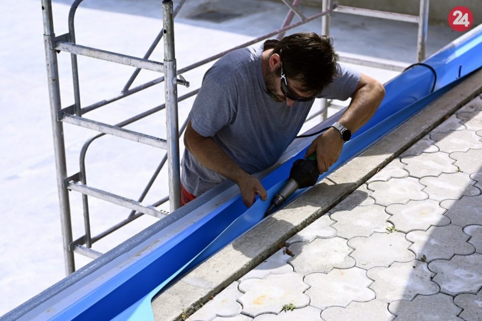 Ilustračný obrázok k článku Robotníci nahradili návštevníkov: Kúpalisko v Považskej s toboganom kamikadze, FOTO