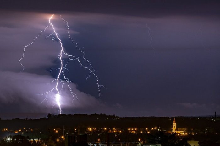 Ilustračný obrázok k článku Od výčinov počasia si v Banskobystrickom kraji nevydýchneme: Platia ďalšie VÝSTRAHY