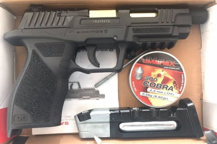 Ilustračný obrázok k článku Opitý vodič strieľal z auta, nechcel sa dať predbehnúť