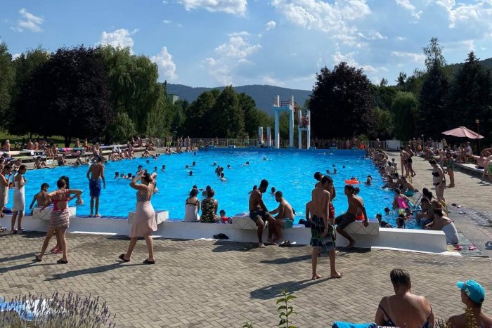 Ilustračný obrázok k článku Kupko v Rožňave počas víkendu praskalo vo švíkoch: Vodu si užívali tisíce ľudí, FOTO