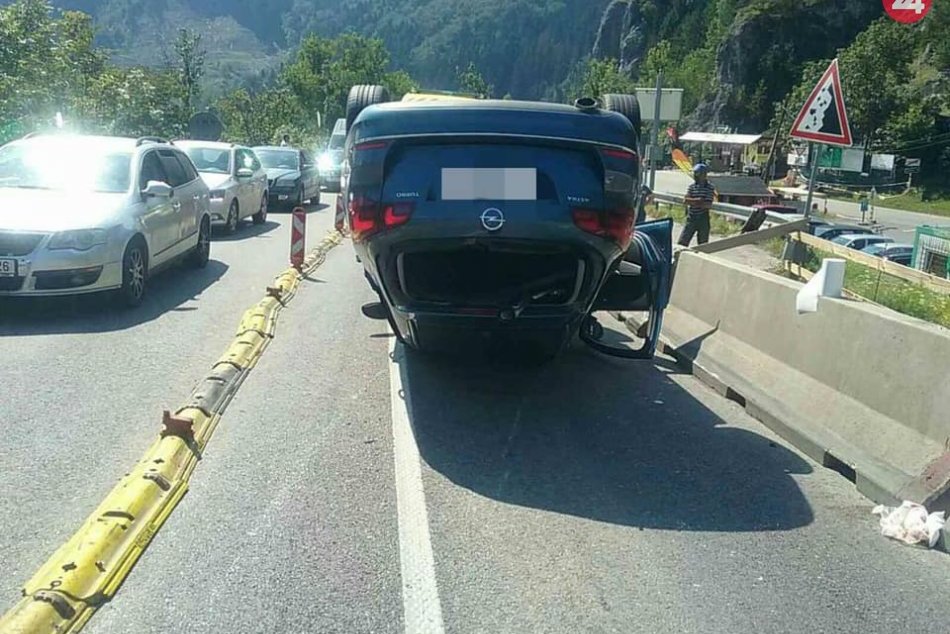 Ilustračný obrázok k článku Vodič nabúral a prevártil sa na strechu: Dopravu pri Žiline riadia policajti