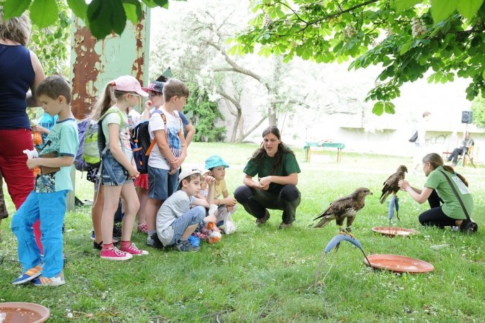 Ilustračný obrázok k článku Deti v Štiavnických Baniach chodia do školy aj v lete: Lavice však nederú