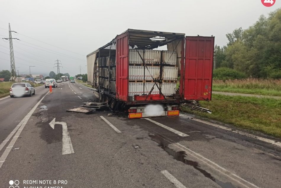 Ilustračný obrázok k článku Horiaci náves nechal na ceste a zmizol: Kamionista policajtom ďaleko neušiel, FOTO