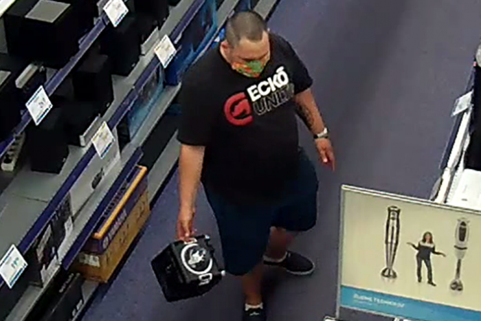 Ilustračný obrázok k článku Poznáte muža na fotkách? Z obchodu si odniesol reproduktor, pri pokladni sa nezastavil